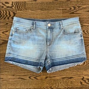 Released hem light denim shorts